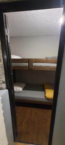 T3 tout confort pour 6 couchages في آزبروك: باب مفتوح لغرفة بها سرير بطابقين