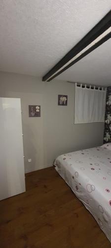 a bedroom with a bed and a window in it at T3 tout confort pour 6 couchages in Hazebrouck