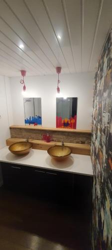 ein Bad mit 3 Waschbecken und 2 Spiegeln in der Unterkunft T3 tout confort pour 6 couchages in Hazebrouck