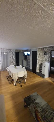 ein großes Zimmer mit einem Tisch in der Mitte in der Unterkunft T3 tout confort pour 6 couchages in Hazebrouck