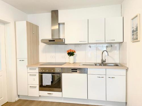 Küche/Küchenzeile in der Unterkunft Neues, stillvoll eingerichtetes Apartment mit Wintergarten und Terrasse