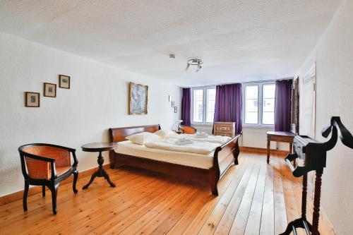 Schlafzimmer mit einem Bett und einem Tisch in der Unterkunft Apartments Friederike - Therese - Ida in Lübeck