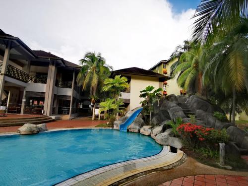 - une piscine en face d'une maison dans l'établissement Ames Leng Beach House @ PD 5th Mile, à Port Dickson