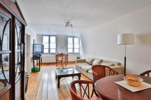 ein Wohnzimmer mit einem Sofa und einem Tisch in der Unterkunft Apartments Friederike - Therese - Ida in Lübeck