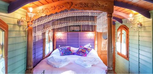 - une chambre avec un lit à baldaquin dans une maison dans l'établissement Studio cosy à Bussac-Forêt avec piscine partagée, 15m², à Bussac-Forêt