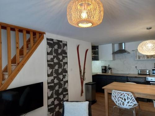 une cuisine avec une table et une salle à manger dans l'établissement Chalet de montagne au cœur de Doucy, à Doucy