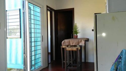 une cuisine avec une table à côté d'un réfrigérateur dans l'établissement RenaPau, à La Paloma