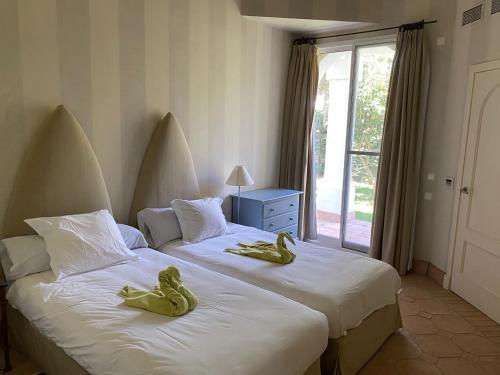 zwei Betten mit Gummibärchen in einem Schlafzimmer in der Unterkunft Charming 2 bedroom villa on Fairplay Golf course in Benalup Casas Viejas