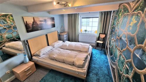 ヴィンターベルクにあるParklife Apartmentsのベッドルーム1室(ベッド1台付)が備わります。壁には大きな絵画が飾られています。