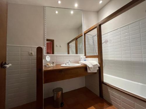 a bathroom with a sink and a mirror at Rectoral de Cines in Oza dos Ríos