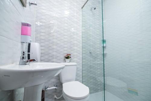 y baño con aseo, lavabo y ducha. en Scalea Di Mare Hotel, en Cartagena de Indias