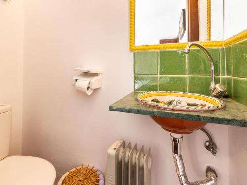 een badkamer met een wastafel en een toilet bij Cortijo rincón del sur in Nigüelas