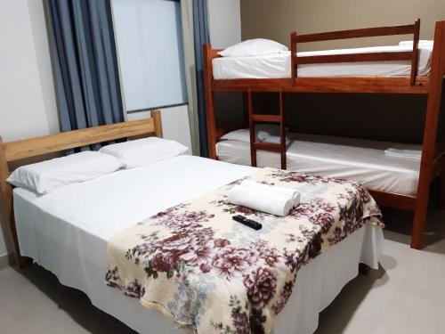 1 Schlafzimmer mit 2 Etagenbetten mit Fernbedienung in der Unterkunft Hotel Brio in Salinópolis