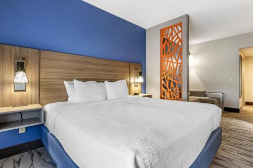 a large white bed in a hotel room at Best Western Plus Castlerock Inn & Suites in Bentonville