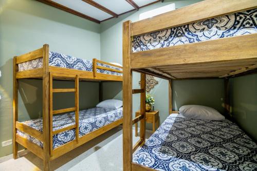 a bedroom with two bunk beds in a room at Scalea Di Mare Hotel in Cartagena de Indias
