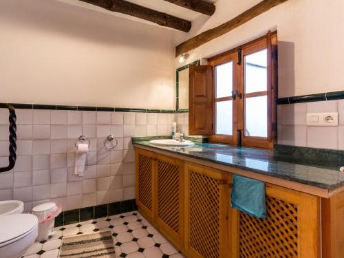 a bathroom with a sink and a toilet at Casa peñuela in Albuñuelas