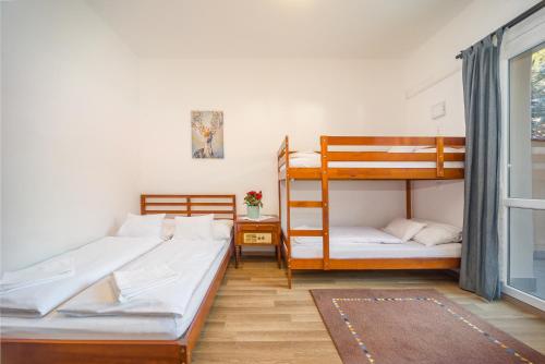 Postel nebo postele na pokoji v ubytování Lipicai Hotel és Étterem