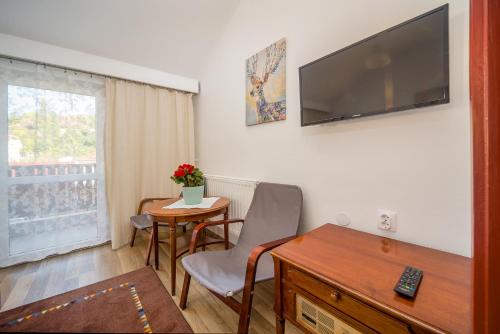 Una televisión o centro de entretenimiento en Lipicai Hotel és Étterem
