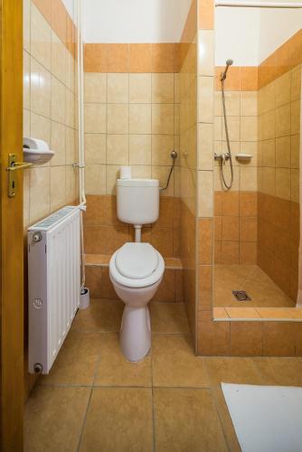 Un baño de Lipicai Hotel és Étterem