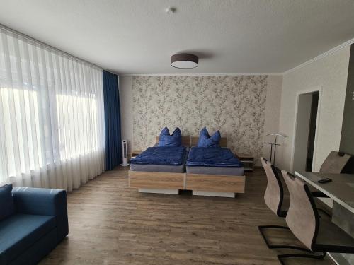 um quarto com duas camas com almofadas azuis em Ferienwohnung in der Marktstraße em Mayen