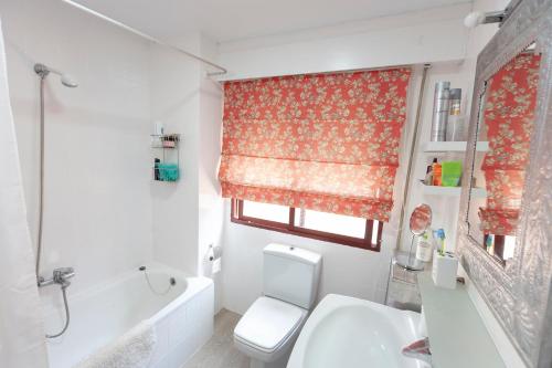 La salle de bains est pourvue de toilettes, d'une baignoire et d'un lavabo. dans l'établissement lola.- HABITACION DE MATRIMONIO, CON BAÑO PRIVADO, à Grenade