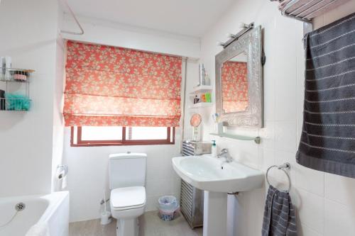 baño con aseo y lavabo y ventana en lola.- HABITACION DE MATRIMONIO, CON BAÑO PRIVADO, en Granada