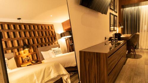 Un ou plusieurs lits dans un hébergement de l'établissement Hotel Indigo Guadalajara Expo by IHG
