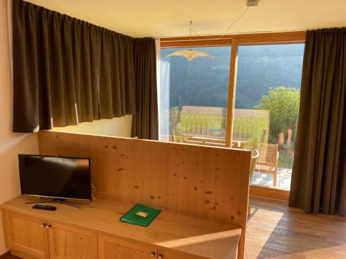 Una televisión o centro de entretenimiento en Brentwaldhof Appartements