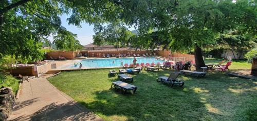 DarbresCamping Les Lavandes的游泳池的顶部景色,在院子里有人
