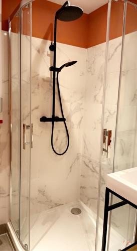 La salle de bains en marbre blanc est pourvue d'une douche. dans l'établissement Le 102, Maison avec Terrasse et parking Gare de ROUEN, à Rouen