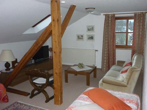 een woonkamer met een bank en een tv bij Ferienwohnung Sobotta in Bad Reichenhall