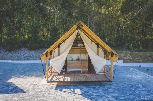a gazebo with a net in the middle at Glamping Pod Gwiazdami Pietrusza Wola in Pietrusza Wola