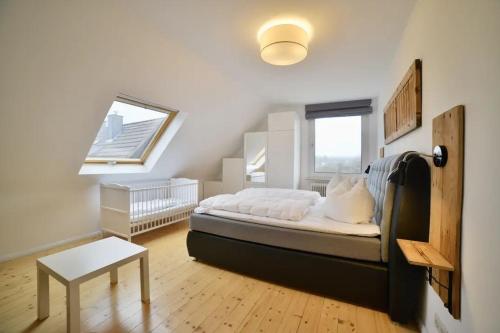Villa Heidi في برونلاغ: غرفة نوم فيها سرير وطاولة فيها