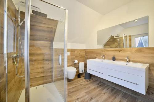 ブラウンラーゲにあるVilla Heidiの白い洗面台とシャワー付きのバスルーム