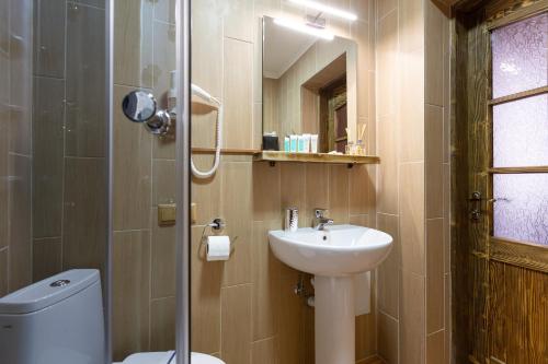 Koupelna v ubytování SVOI Hotel