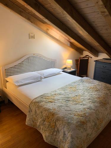 a bedroom with a large bed in a room at blu sky in Sestola