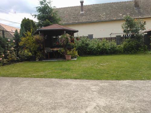 a yard with a fence and a house at Vogel Ági Vendégháza in Visegrád