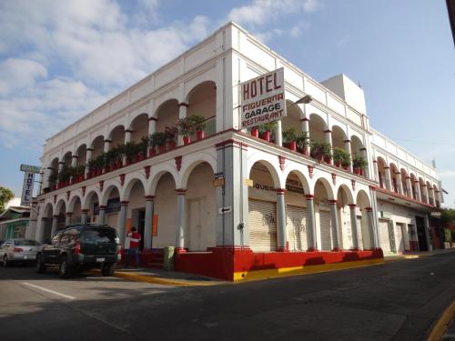 ein weißes Gebäude mit einem Hotel an der Straßenseite in der Unterkunft Hotel Figueroa in San Andrés Tuxtla