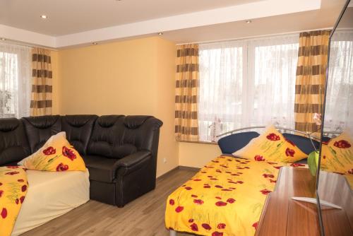 ein Wohnzimmer mit einem Sofa und einem Bett in der Unterkunft Lotus in Plettenberg