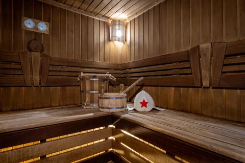 un interior de una sauna con un contenedor de bebidas y una estrella en él en Ashamba Guest House en Golubaya Bukhta