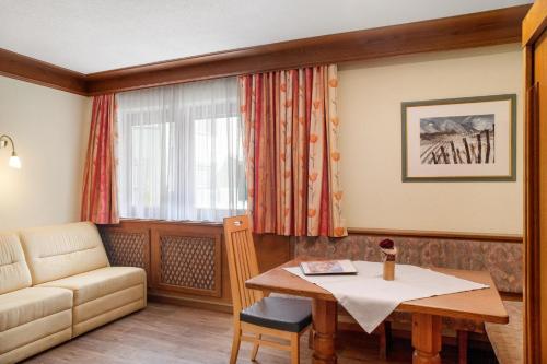 a living room with a table and a couch at Appartements Kardona in Ischgl