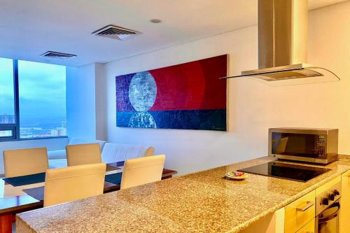Habitación con cocina con mesa y pintura en Apartamento Norte de Barranquilla Excelente Ubicación, en Barranquilla