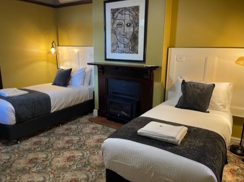 Una cama o camas en una habitación de Kings nd Queens Paterson