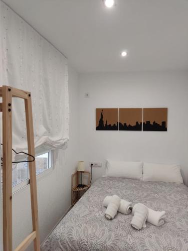 1 dormitorio con 1 cama y 2 toallas blancas en Guimar New Style, tu nueva elección, en Córdoba