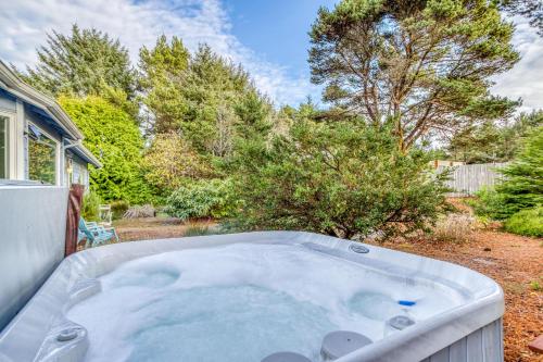 a hot tub in the backyard of a house at Beverly Beach Seaclusion in Newport
