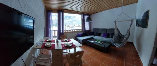 - un salon avec une table et un canapé dans l'établissement Dachstein Adventure, à Obertraun