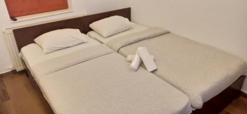 duas camas num quarto com uma cruz em Central Accommodation PIATA ROMANA em Bucareste