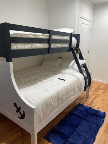 Divstāvu gulta vai divstāvu gultas numurā naktsmītnē Luxury apartments NY 4 Bedrooms 3 Bathroom Free Parking
