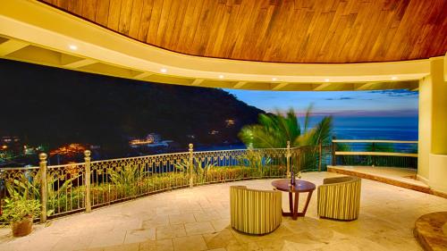 Μπαλκόνι ή βεράντα στο Puerto Vallarta South Shore Luxury Suites,