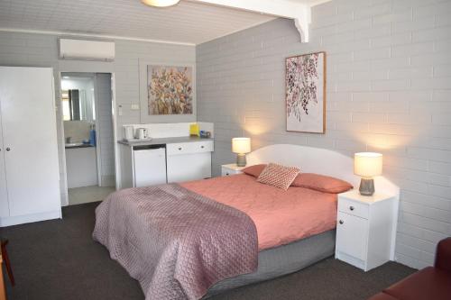 Postel nebo postele na pokoji v ubytování Peterborough Motel